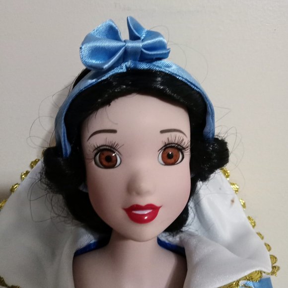 Snow White Porcelain Doll - Picture 4 of 6